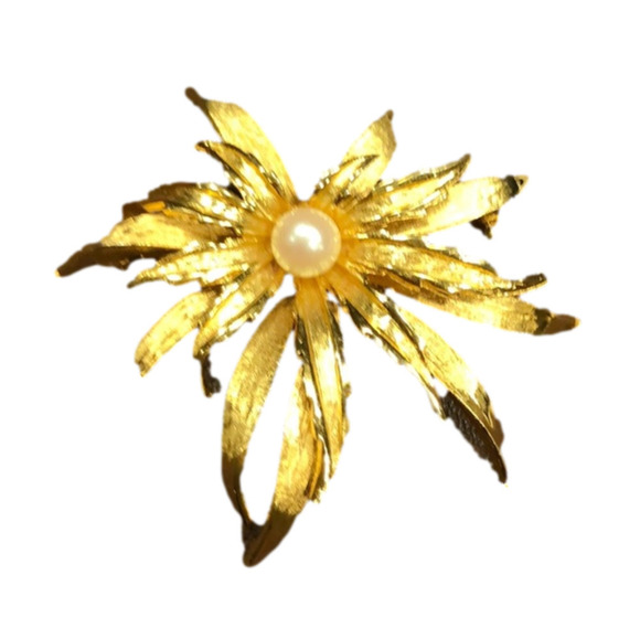 PRETTY Gold w/ a pearl brooch. (Not real) - Picture 1 of 3
